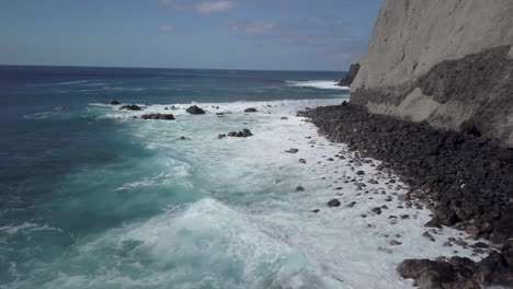 Waves-hitting-the-rocks-of-the-island