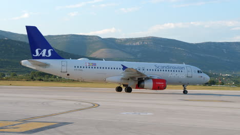 Scandinavian-Airlines-A320-Auf-Dem-Vorfeld-Des-Flughafens-Split-Vor-Dem-Taxi