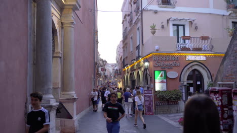 Viele-Menschen-Gehen-Nachmittags-Auf-Der-Straße-In-Einer-Kleinen-Italienischen-Stadt