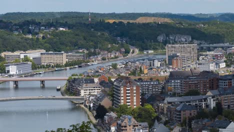 Ein-Zeitraffer-Der-Stadt-Namur-In-Belgien-Im-Monat-Juli,-Viele-Vorbeifahrende-Autos-Und-Bootsbauer-In-Bewegung