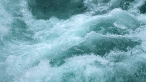 Nahaufnahme-Des-Aggressiven-Flusses,-Der-Zu-Den-Huka-Wasserfällen-In-Neuseeland-Führt