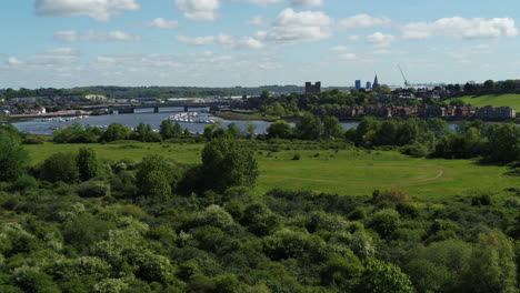 Luftaufnahmen-Zeigen-Von-Einem-Flussufer-Am-Flussufer-Einen-Blick-Auf-Rochester-Castle,-Die-Kathedrale-Und-Die-Stadt