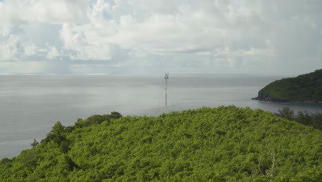 La-Torre-Celular-Está-Sola-En-Una-Isla-Tropical-Remota-En-El-Océano-Pacífico