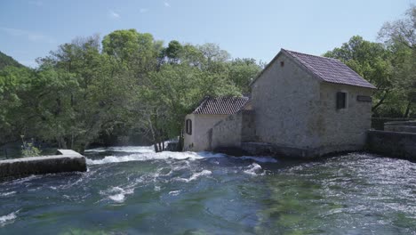Wunderschöne-Wasserfälle-Im-Berühmten-Kroatischen-Krka-Nationalpark-Mit-Fließendem-Und-Rauschendem-Wasser-Im-Frühsommer
