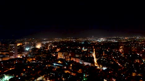 Vuelo-Aéreo-Sobre-El-Centro-De-La-Ciudad-Iluminado-Por-La-Noche-En-Jerusalén