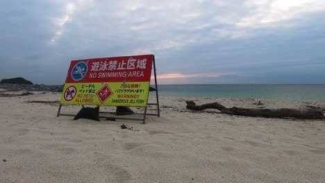 Warnschild-Am-Strand-In-Englisch-Und-Japanisch