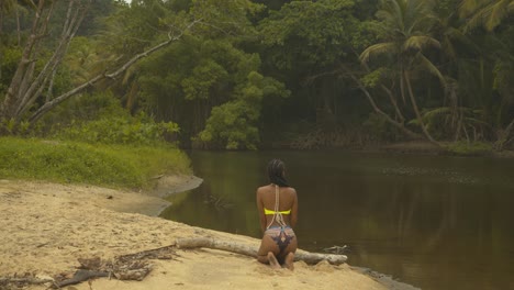 Sexy-Model-Posiert-Am-Flussufer-Auf-Einer-Karibikinsel