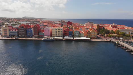 Panning-aerial-view-of-Punda-neighbourhood-in-Willemstad,-Curacao