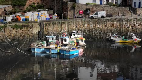Pescador-Descargando-Capturas-En-Crail-Harbour-Fife-Escocia