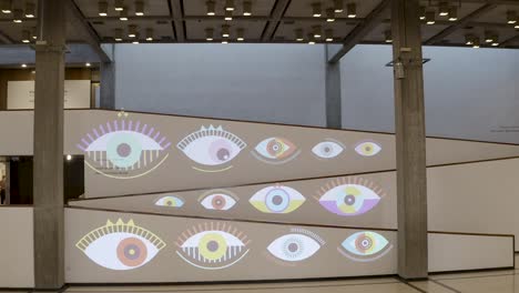 Videokartierung-Der-Augen-Auf-Der-Treppenwand-Des-Kunstmuseums-In-Tel-Aviv,-Teil-Einer-Off-TV-Konferenz,-Vorwärtsbewegung-Der-Drohne