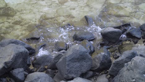 Sanfte-Wellen-Umgeben-Die-Schwarzen-Felsen-In-Der-Küstenumgebung-Von-Fidschi