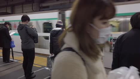 Gente-Japonesa-Parada-En-La-Línea-De-Metro-Esperando-El-Tren-De-Tokio