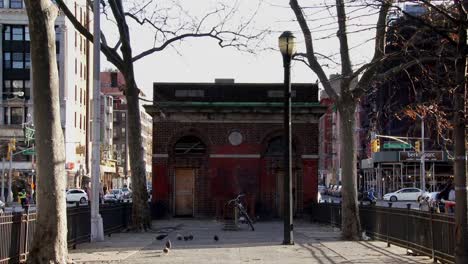 Brooklyn-Street,-Herauszoomen-Aus-Der-Scheune-Der-Altstadt,-Park