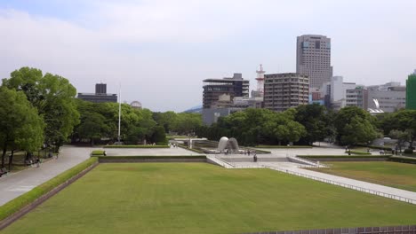 Parque-Conmemorativo-De-La-Paz-De-Hiroshima-Con-Cenotafio-Conmemorativo-De-Las-Víctimas-De-Hiroshima-En-Japón
