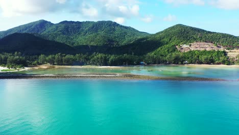 Blaue-Azurblaue-Meereslagune-An-Der-Wunderschönen-Küste-Einer-Tropischen-Insel-Mit-Weißem-Sandstrand-Und-Baumwald-Auf-Hügeln-In-Thailand