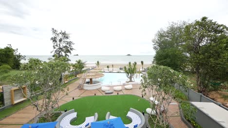 Entspannender-Garten-Mit-Swimmingpool,-Umgeben-Von-Einem-Wunderschönen-Blick-Auf-Den-Strand