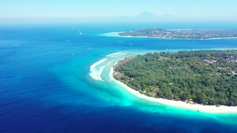 Tropische-Insel-Mit-Palmen-Und-Weißem-Strand,-Indonesisches-Meer-Mit-Türkisfarbenem,-Kristallklarem-Meerwasser-An-Nebligen-Tagen