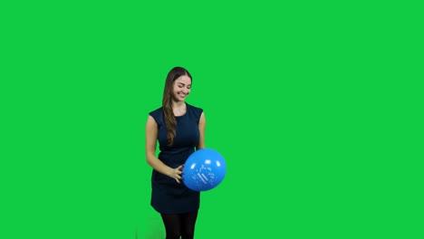 Mädchen,-Das-Mit-Dem-Ballon-Vor-Einem-Grünen-Bildschirm-Spielt