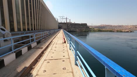 áfrica,-Egipto---Octubre-De-2020:-La-Presa-De-Aswan-Hight-Con-Planta-De-Energía-Hidroeléctrica-En-Aswan