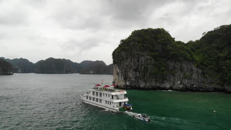 Cruise-ship-passing-through-Ha-Long-Bay,-Vietnam