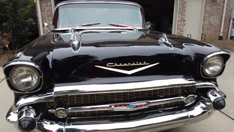 Moviéndose-A-Lo-Largo-De-La-Parte-Delantera-De-Un-Clásico-Chevrolet-Bel-Air-De-1957