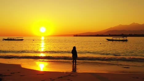 Bali,-Indonesien,-Attraktive-Asiatische-Dame-Entspannt-Sich-Im-Weißen-Sand-Am-Tropischen-Strand-Und-Bewundert-Den-Goldenen-Sonnenuntergang