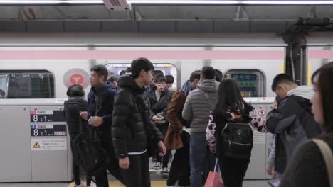 Gente-Japonesa-Saliendo-Del-Metro-Subterráneo-En-La-Estación-De-Tren-De-Shibuya,-Lento