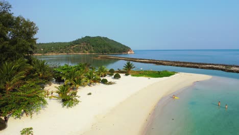 Playa-Paradisíaca-Con-Arena-Blanca-Bañada-Por-Aguas-Tranquilas-Y-Claras-De-Una-Laguna-Turquesa,-El-Mejor-Destino-Para-Vacaciones-Familiares-En-Tailandia