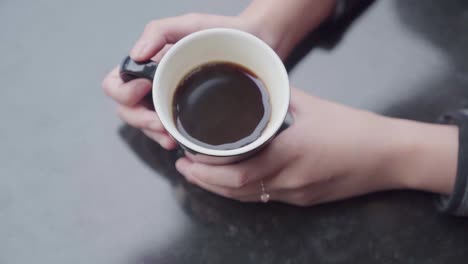 Frau-Im-Straßencafé-Hält-Eine-Tasse-Kaffee