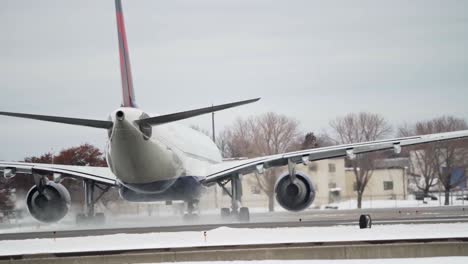 Delta-Air-Lines-passenger-jet-turning-slowly-on-the-runway-at-Minneapolis−Saint-Paul-International-Airport