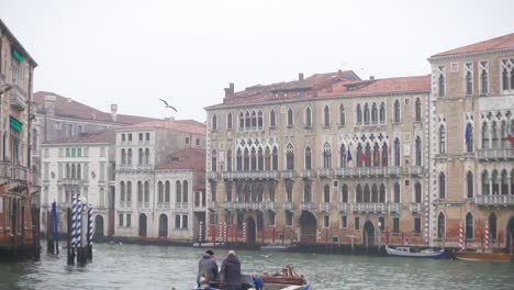 Kippen-Sie-Die-Aufnahme-Eines-Segelboots-Auf-Dem-Canal-Grande-In-Venedig,-Italien