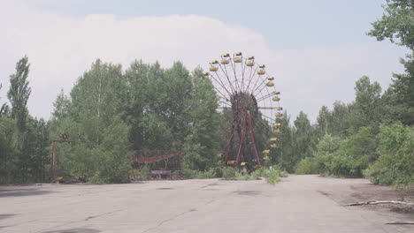 Shot-of-the-ferris-wheel-in-Pripyat-exclusion-zone,-near-Chernobyl-Powerplant,-Ukraine