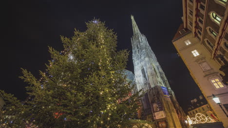 Menschen-Laufen-Nachts-In-Einer-Stadt-Um-Einen-Hohen-Weihnachtsbaum-Herum