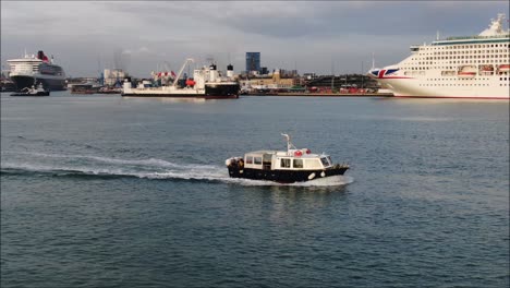 Water-bus,-water-taxi-Southampton.-Hythe-Ferry,-transport