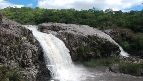 Nahaufnahme-Eines-Großen-Wasserfalls-Mit-Felsen-Im-Wald-Von-Uruguay