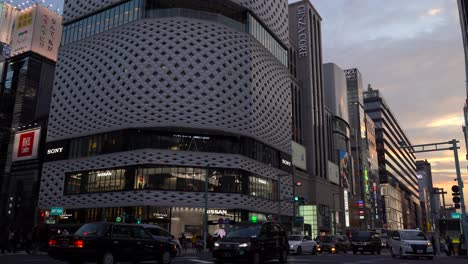 Blick-Auf-Den-Sonnenuntergang-über-Dem-Noblen-Einkaufsviertel-In-Ginza,-Tokio-–-Weitwinkelaufnahme