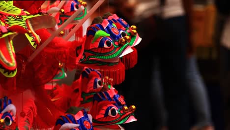 Papierlaternen-Und-Ornamente-Im-Drachendesign-Werden-In-Der-Yaowarat-Road,-Auch-Bekannt-Als-Chinatown,-In-Der-Stadt-Bangkok,-Thailand,-Zur-Vorbereitung-Auf-Das-Kommende-Chinesische-Neujahr-Oder-Die-Mondneujahrsfeier-Verkauft