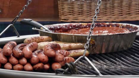 Liverpool-Christmas-market-stalls-BBQ-sausage-stand-preparing-sauce-sausage-meal-servings-on-metal-grate