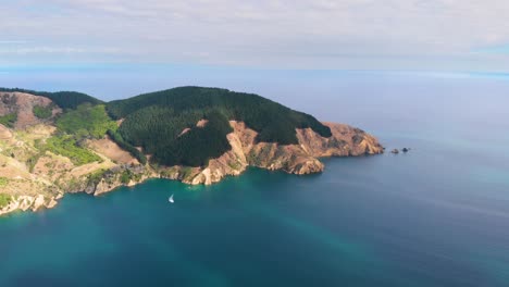 Aerial-view-circling-around-a-peninsula-at-the-French-Pass-in-Marlborough,-New-Zealand