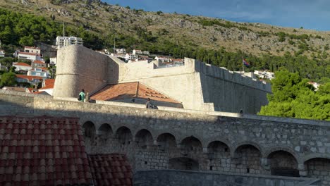 View-of-old-town-Dubrovnik's-city-wall,-mostly-empty-due-to-covid