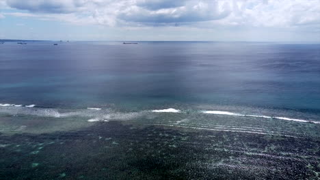 Luftaufnahme:-Flug-über-Den-Ozean-Und-Riesiges-Containerschiff-Im-Hintergrund