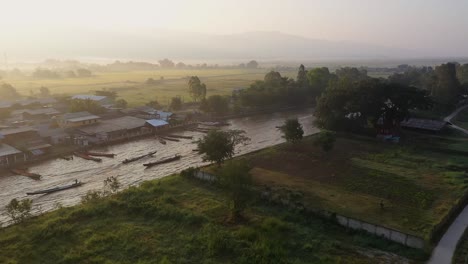Nyaungshwe,-Myanmar-–-Ein-Sonnenaufgangsblick-Auf-Eine-Wunderschöne-Grüne-Natur-Und-Den-Inle-See-An-Einem-Nebligen-Morgen-–-Luftaufnahme