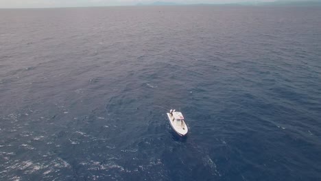 Statische-Luftaufnahme-Eines-Bootes,-Das-Im-Offenen-Tropischen-Meerwasser-Verankert-Ist