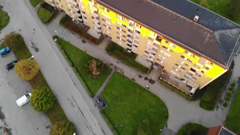 Luftdrohnenansicht-Von-Oben-Nach-Unten-Auf-Die-Dächer-Von-Blockgebäuden-Und-Den-Parkplatz,-Nach-Vorne