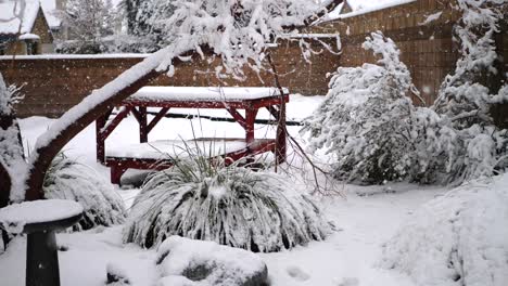 Schneeflocken-Fallen-Während-Eines-Winterwettersturms-In-Zeitlupe-Auf-Bäume-In-Einem-Amerikanischen-Vorstadthinterhof