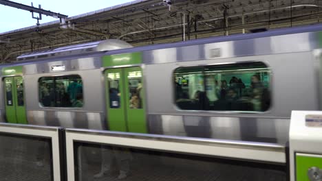 Der-Zug-Der-Yamanote-Linie-Kommt-Am-Bahnhof-In-Tokio-An