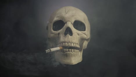Menschlicher-Schädel-Mit-Zigarettenrauch-Auf-Dunklem-Hintergrund