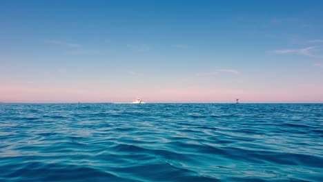 Low-Angle-Ansicht-Eines-Schnellboots,-Das-Auf-Dem-Blauen-Meerwasser-Fährt
