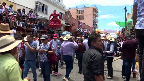 Gente-Caminando-Durante-La-Celebración-Mexicana-En-Un-Pueblo-Llamado-Talxcala-En-México