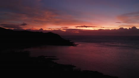 Ein-Dramatischer-Und-Lebendiger-Sonnenuntergang-Auf-Der-Fidschi-Insel-–-Eine-Entspannende-Landschaftliche-Attraktion-Im-Sommerurlaub-–-Luftaufnahme